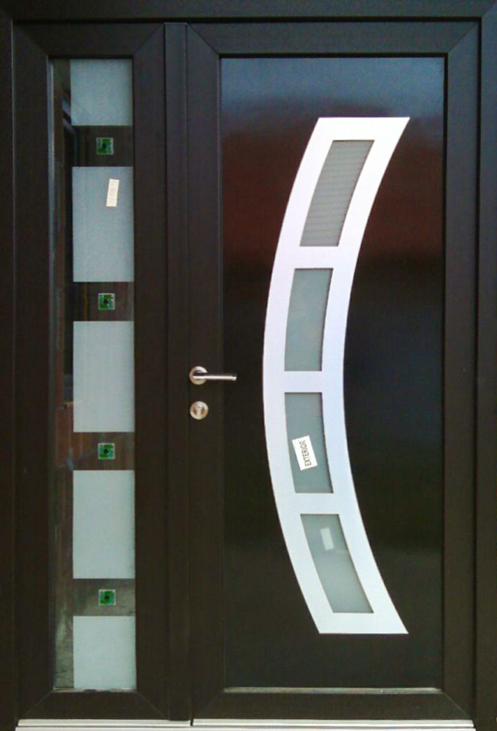 Usi exterior din PVC cu panel ornamental