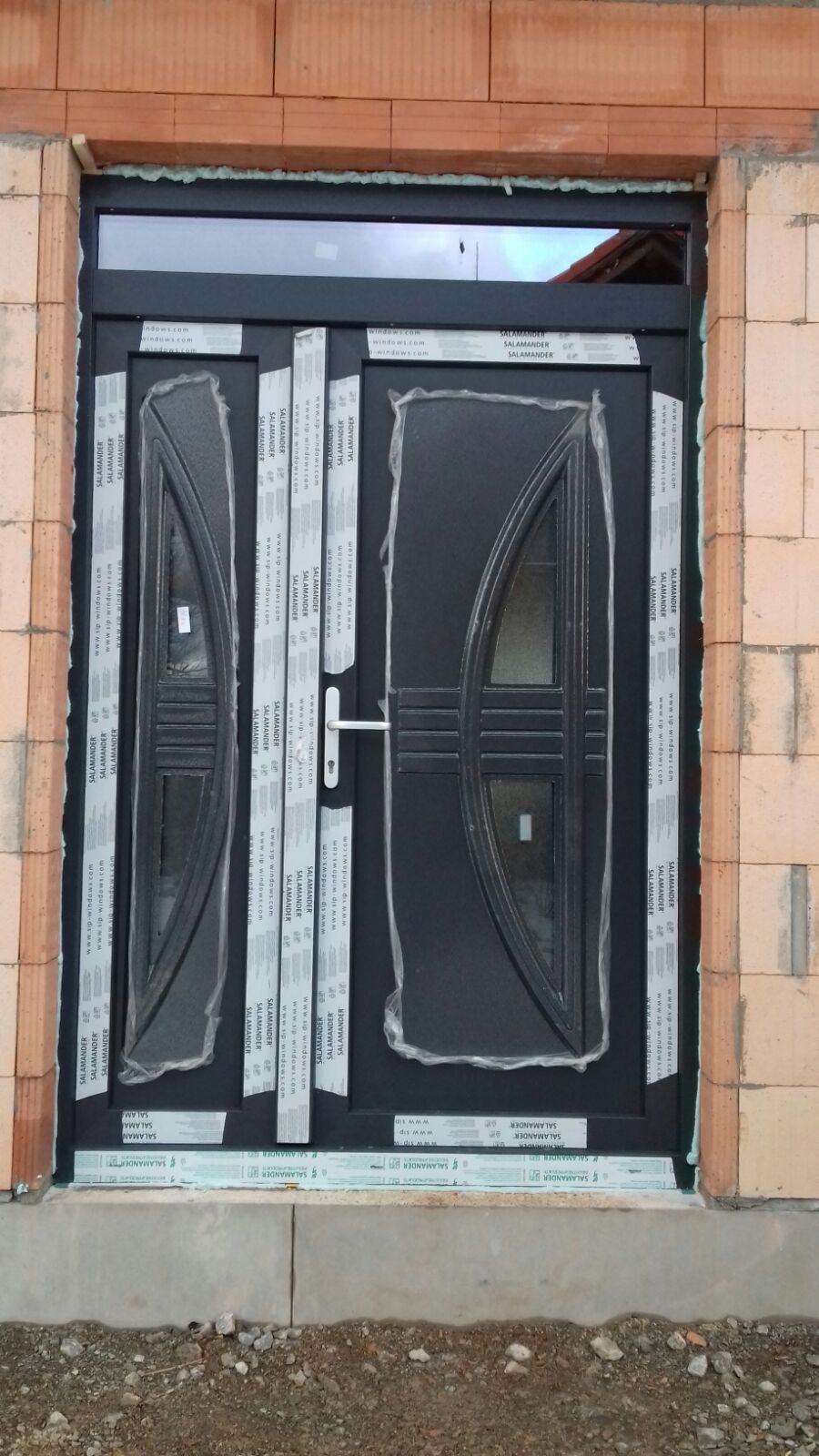 Usa exterior din PVC cu panel ornamental